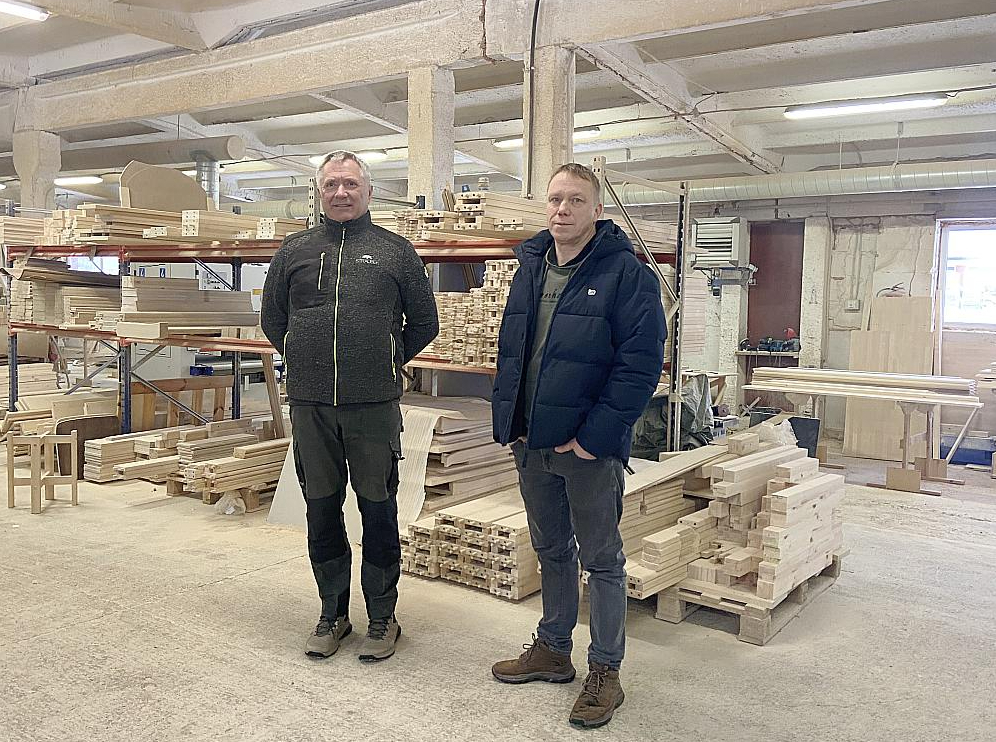 "Straubek Furniture" pārdošanas vadītājs Ingus Ozols (no kreisās) un uzņēmuma valdes loceklis un līdzīpašnieks Janeks Savčenkovs stāsta, ka izvēlējušies tādu biznesa modeli, kurā paši ražo un paši arī pārdod saražoto. "Saražojot 100 gultas un atdodot tās starpniekam, kurš tās pārdod, mūsu peļņa ir aptuveni tāda pati, kā pašiem saražojot un pārdodot 20 gultas."