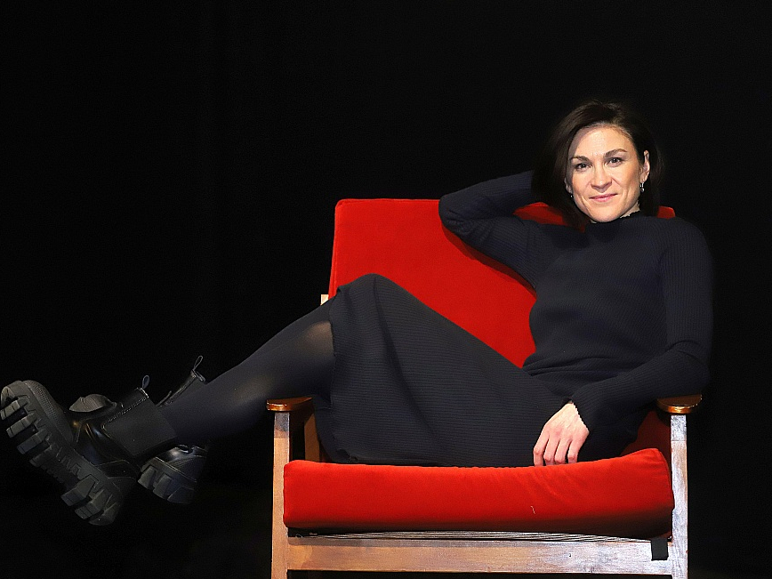 "Jā, mēs, maziņie, esam daudzi, bet katram taču viņa dzīve ir vienīgā, īstā un vislielākā," sarunā ar "Kultūrzīmēm" teic Dailes teātra aktrise Ilze Ķuzule-Skrastiņa, kura tēlo monoizrādē "Visas viņas".