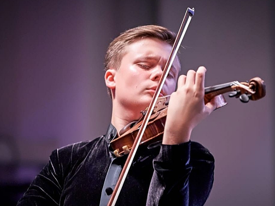 Vijolnieks Daniils Bulajevs nāca klajā ar pārsteidzoši labu un pat izcilu interpretāciju, kurā bija gan pārliecība par savu solista lomu un vēstījumu, gan toņa skaistums un spēles virtuozitāte.