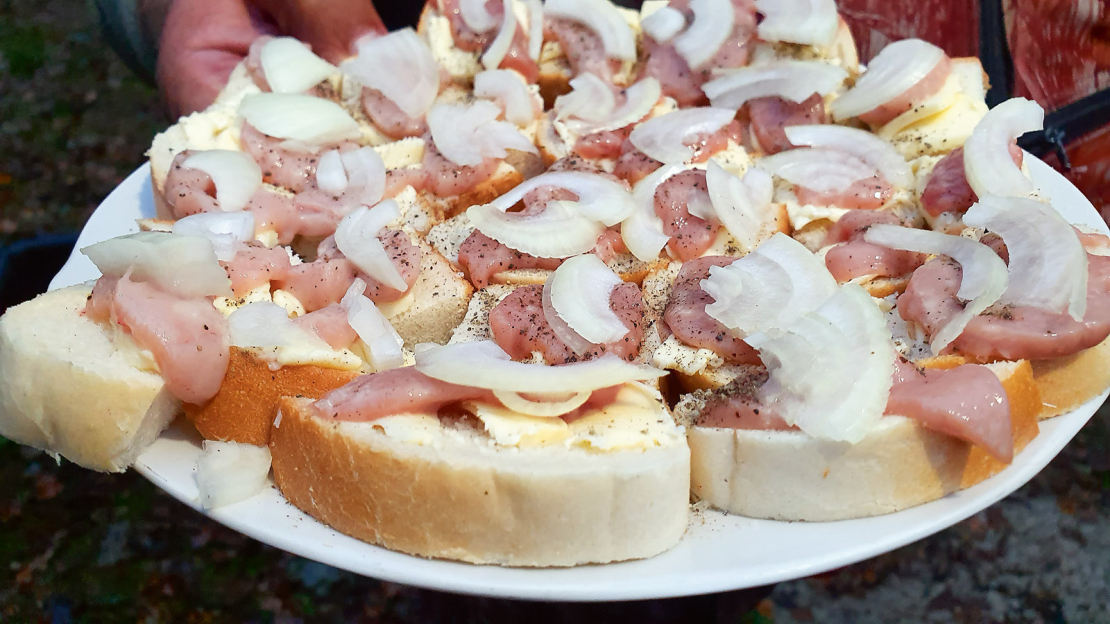 Jēlpautu maizītes: svaiga baltmaize, plāna sēklinieka šķēlīte, sīpoli, sāls un melnie pipari!