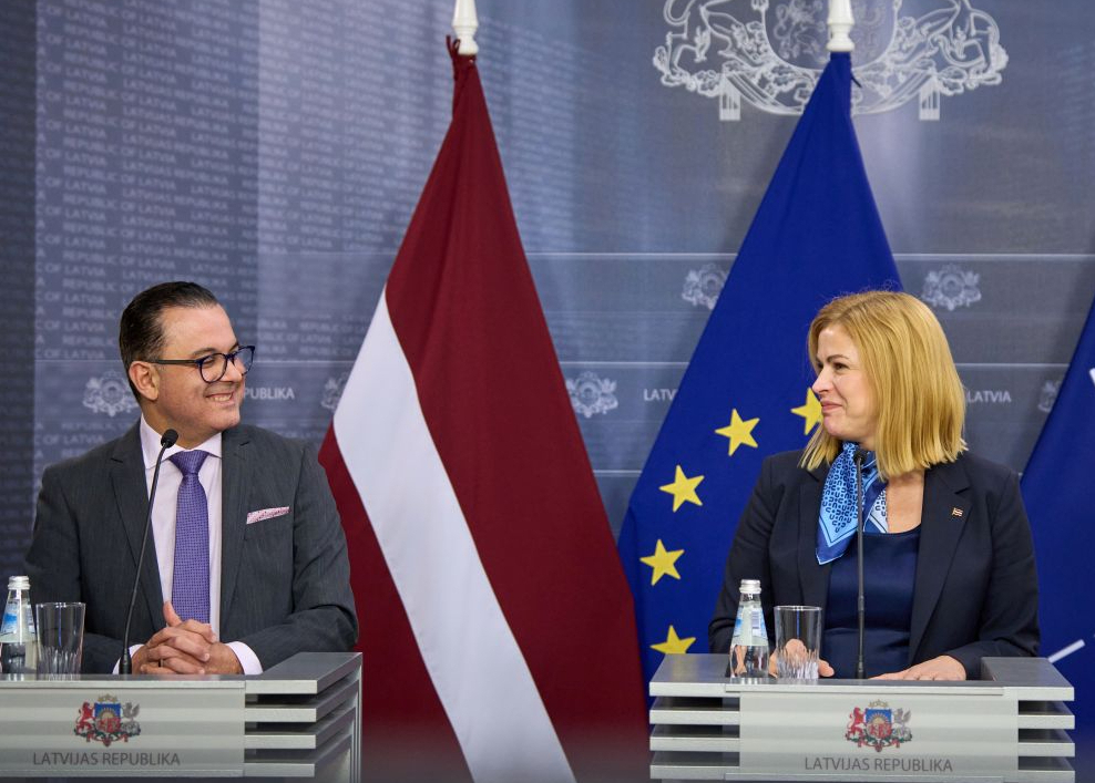 Veselības ministrs Hosams Abu Meri un Ministru prezidente Evika Siliņa preses konferencē pēc valdības sēdes.