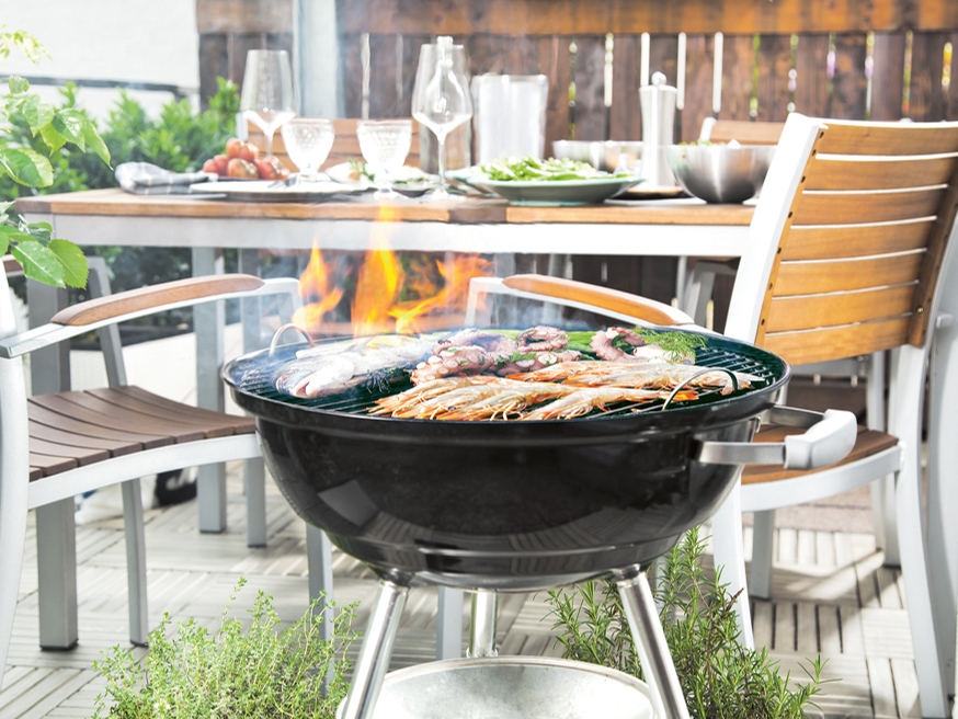 Izvietojot grilu, jāpārliecinās, vai tam blakus nav ugunsnedrošu materiālu un priekšmetu.