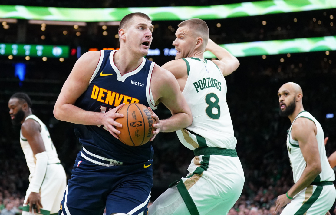 Porziņģis pret Jokiču. "Celtics" piedzīvo pirmo zaudējumu mājās.