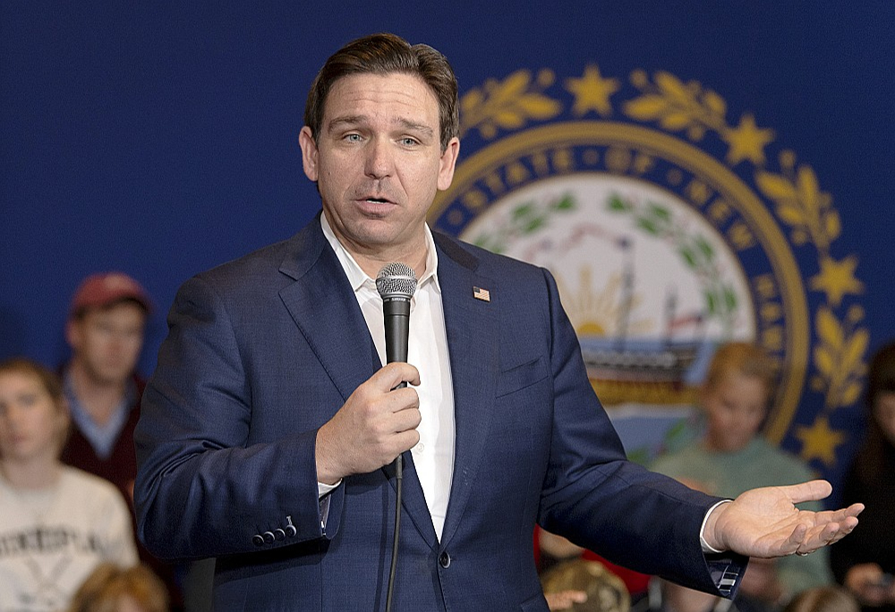 Floridas gubernators Rons Desantiss 19. janvārī kampaņas pasākumā Ņūhempšīrā.