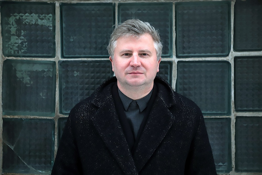￼"Liekas, šī pasaule nemaz nav vērsta uz progresu un civilizācijas veiksmīgu nākotni, un tas dara ļoti bažīgu," sarunā ar "Kultūrzīmēm" teic režisors DĀVIS SĪMANIS, kurš ir viens no autoriem daudzsēriju mākslas filmai "Pansija pilī".