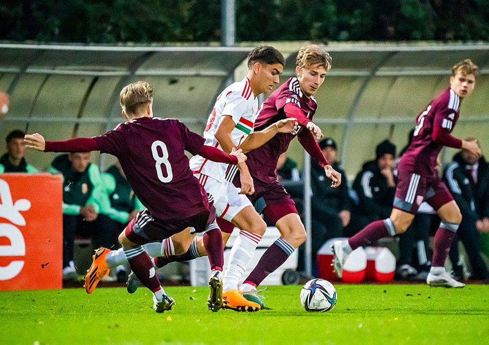 Jaunie sportisti koncentrējas uz sportisko mērķu sasniegšanu, un lielākoties valda uzskats, ka izlašu kandidāti būtu pelnījuši ja ne atbrīvošanu no valsts aizsardzības dienesta, tad vismaz saīsināt šobrīd noteiktos 11 mēnešus. Likumā noteikts, ka valsts izlašu dalībniekiem dienestu var atlikt, taču ne vēlāk kā līdz 26 gadu vecumam. Situācijas, kad obligāta iesaukšana dienestā var radīt būtiskus apgrūtinošus apstākļus kādas personas profesionālās karjeras izaugsmē, vērtēs VAD Kontroles komisija.