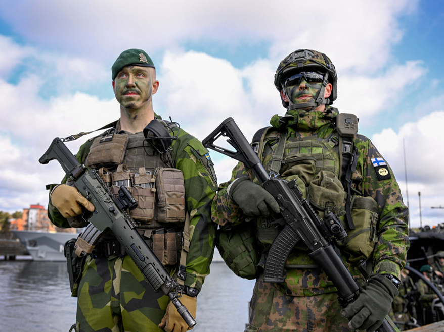 Somijas un Zviedrijas karavīri piedalās kopīgās mācībās. NATO.