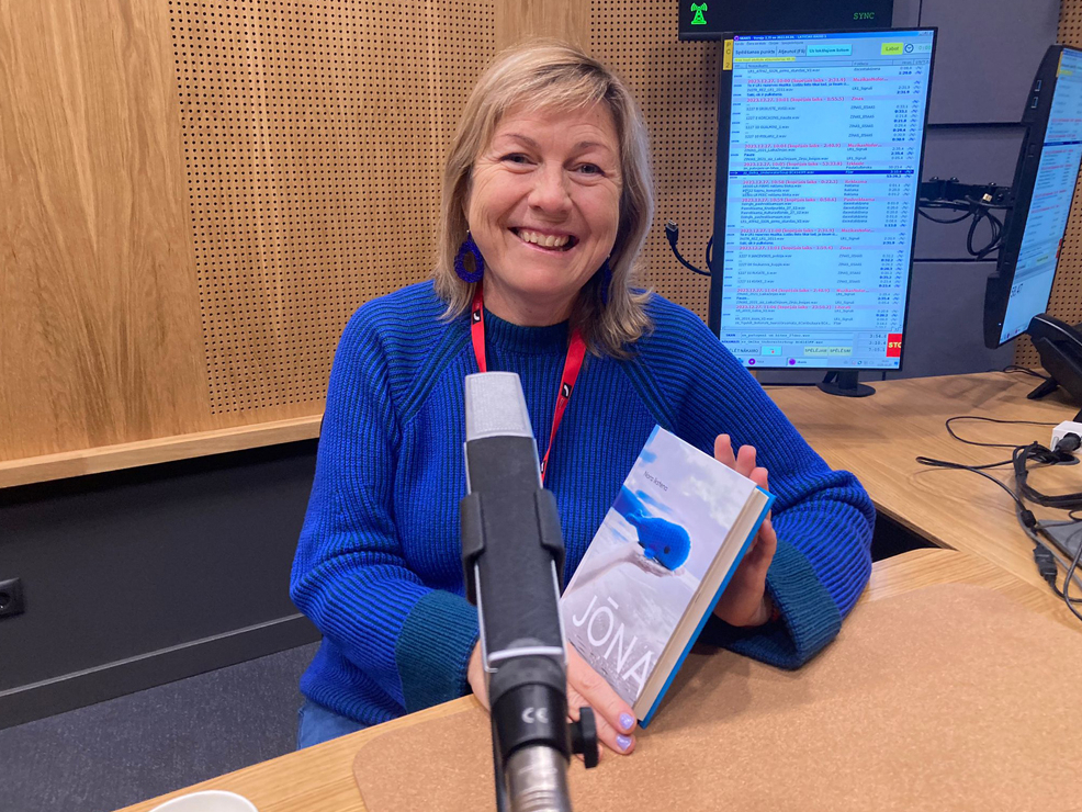 Nora Ikstena. Viesojoties Latvijas Radio raidījumā "Kultūras rondo".