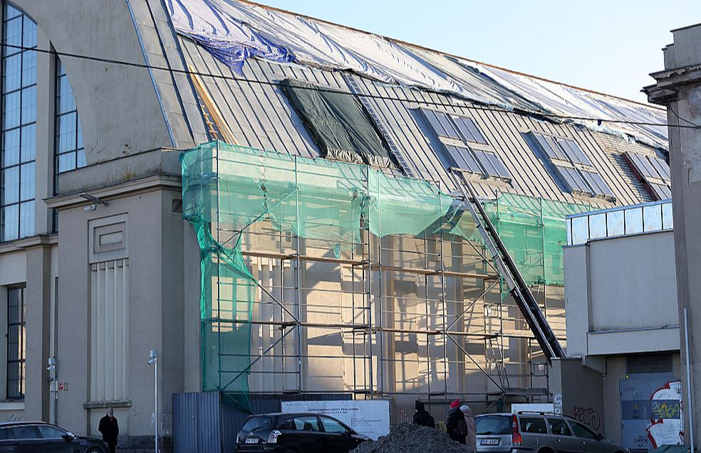 Lai arī Centrāltirgus Sakņu paviljona jumtu jau drīzumā sola saremontēt, līdz brīdim, kad ēka varēs vērt durvis apmeklētājiem, vēl tālu.