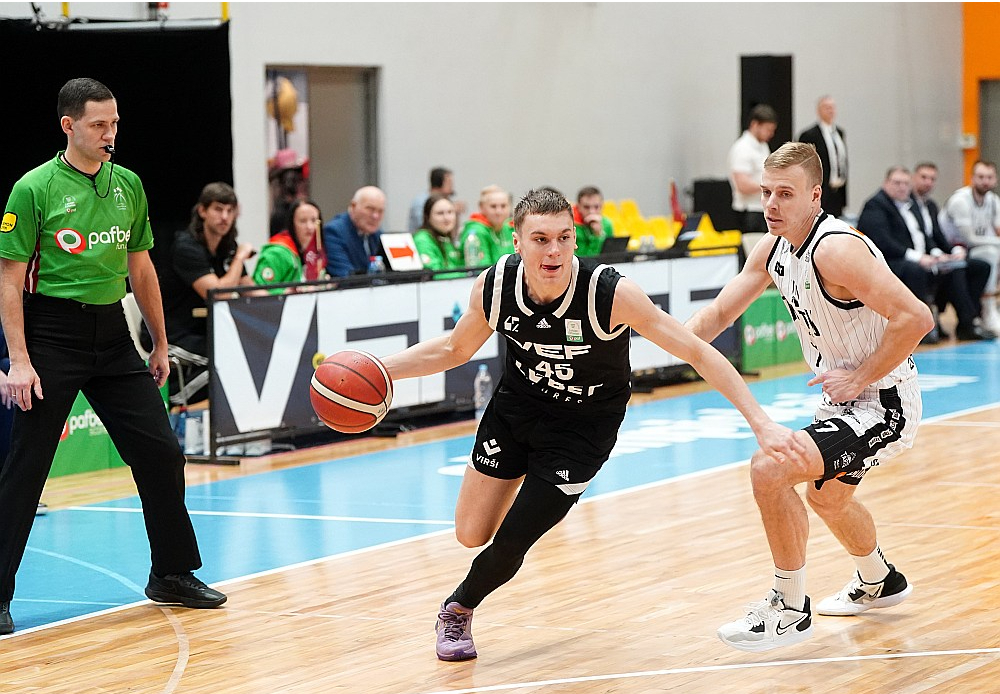 Roberts Blūms (ar bumbu) ceļā uz grozu un pretī lielajiem basketbola mērķiem.