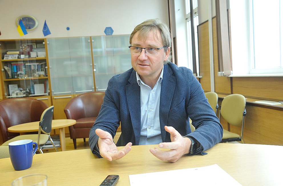Latvijas Universitātes Ekonomikas un vadības fakultātes dekāns Gundars Bērziņš: "Zviedrijā uz desmit miljoniem iedzīvotāju ir desmit pienotavas. Latvijā uz 1,9 miljoniem iedzīvotāju – 34. Nu kā šīs daudzās mazās pienotavas spēs konkurēt?"