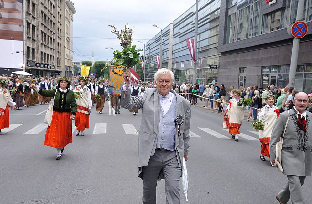 Goda virsdiriģents Jēkabs Ozoliņš pagājušās vasaras dziesmu svētku gājienā.