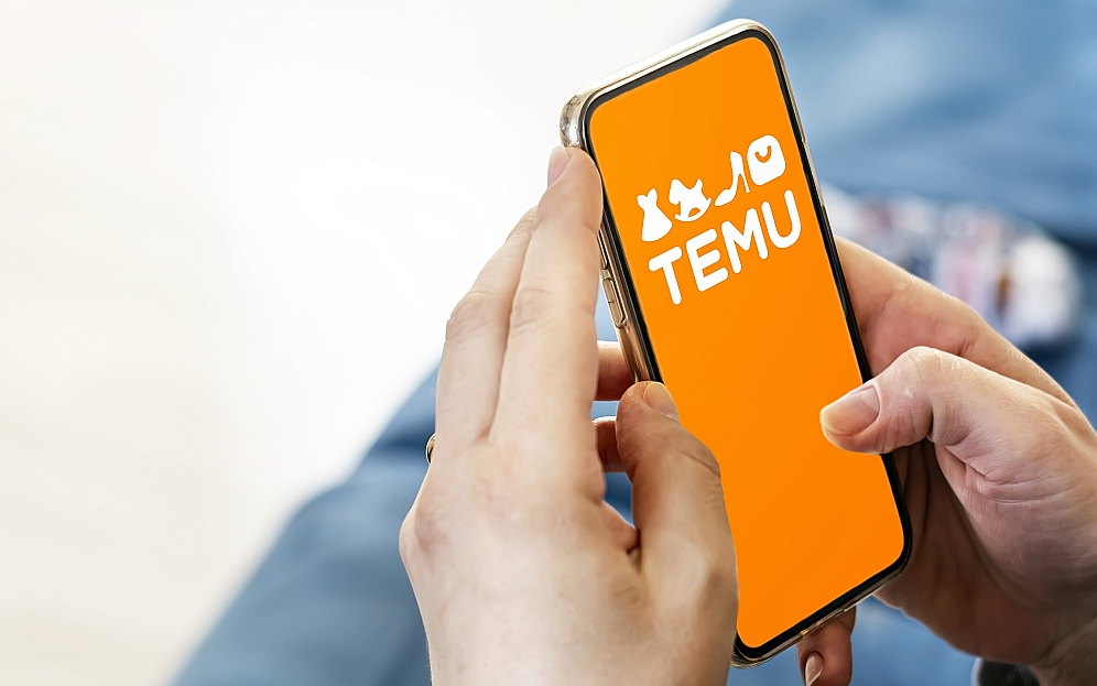 "Temu" divu gadu laikā kļuvis par visvairāk lejupielādēto lietotni pasaulē, panākot to ar agresīvu mārketinga kampaņu un apšaubāmu biznesa praksi.