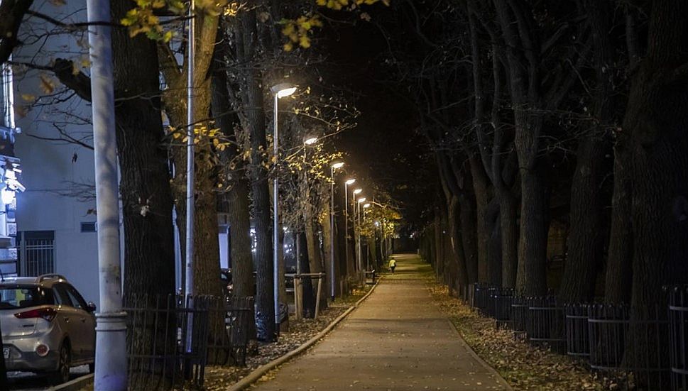 Rīga ir viena no pilsētām, kas jau uzstāda viedās pilsētvides tehnoloģijas. 2023. gadā veiktais projekts apgaismes ierīču nomaiņā rezultējies ar pusotra miljona kilovatstundu elektrības ietaupīšanu.