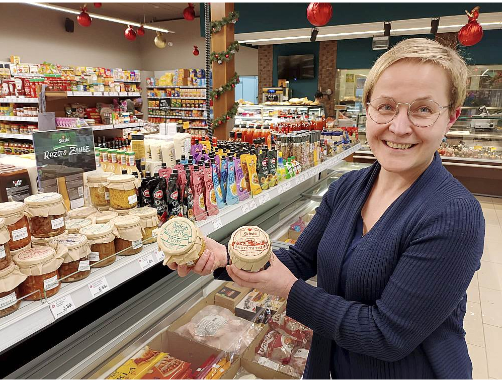 "Cenšamies turēt līdzi Rīgas labākajiem veikaliem, un ir gandarījums, ka cilvēki to novērtē. Pie mums ir vietējo ražotāju stends un produkti, ko citur nopirkt nevar," reklamējot vietējā gaļas pārstrādātāja "Sidrabi" produktus, stāsta Zaubes lielveikala "Skorpions" vadītāja Rudīte Stūrīte.