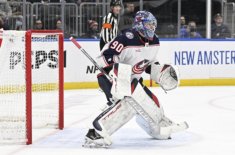 Elvis Merzļikins pēc divu gadu pārtraukuma NHL spēlē neielaida nevienu ripu, aizvadot desmito sauso cīņu NHL vārtsarga karjerā.