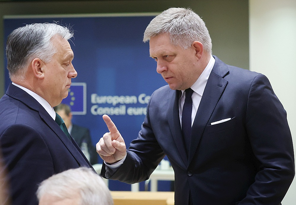 Ungārijas premjerministrs Viktors Orbāns (no kreisās) Eiropas Savienības līderu samita sākumā Briselē apspriežas ar Slovākijas premjerministru Robertu Fico.