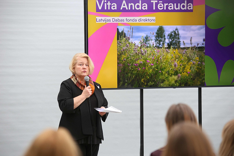 Vita Anda Tērauda, Latvijas Dabas fonda direktore, iepazīstina ar jauno zīmolu: "Dabiskās pļavas ir viena no apdraudētākajām dzīvotnēm Latvijā. Ar šo jauno zīmi mēs mudināsim lauksaimniekus ražot produktus dabiskajās pļavās, bet patērētājus – tos izvēlēties."