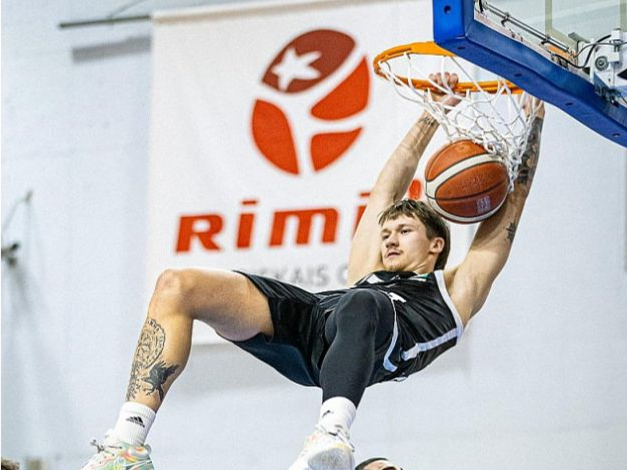 "VEF Rīgas" aizsargs Roberts Bērziņš pusotru mēnesi nespēlēja savainojuma dēļ, bet nu lido virs "Ventspils" groza.