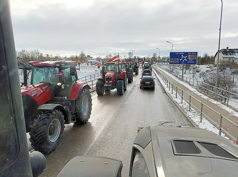 "Jābrauc raitāk, policija ziņo, ka fūres un tālbraucēji nervozē!" šāda un līdzīga sarakste raisījās protestētāju saziņas līdzekļos. Bija arī tādas pašu atziņas, ka "braukājam te pa krūmiem, vajadzēja uzreiz uz Rīgu".