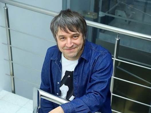 Mārtiņš Kaprāns: "Dodot šādus signālus – ja dari vienkāršu darbu, tad neesi nekas –, nevaram veicināt arī reemigrāciju. Mums šobrīd vajag darbaspēku, bet Latvijas politiskās elites galvenais vēstījums arī šajā ziņā ir tāds, ka mums vajag tikai augsti kvalificētos, mums šeit nevajag kaut kādus tur citus."