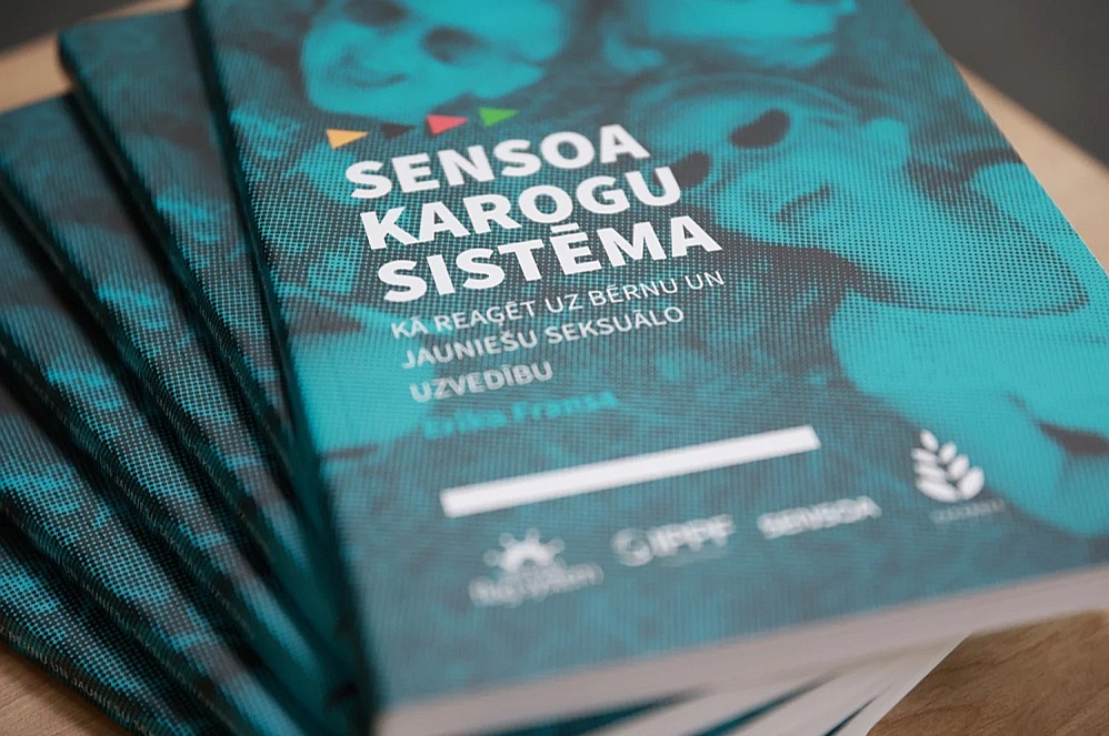 Tiesībsargs aicina valsts iestādes vairs nepieļaut izmantot darbā ar bērniem karogu sistēmas metodi, kas aprakstīta šajā "Papardes zieds" izdotajā grāmatā.