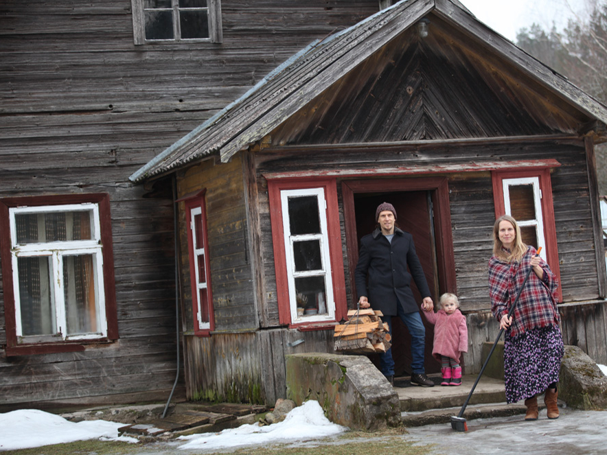 Kamēr vecākās meitas tuvējā
bērnudārzā un skolā, mamma un tētis ar jaunāko atvasi mājas
darbos.