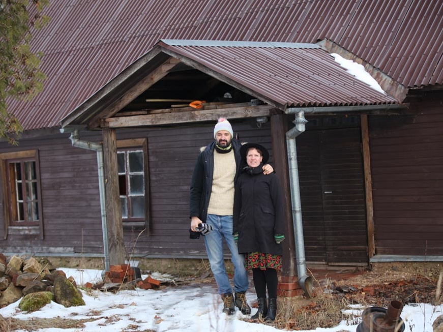 Ievērojamās
Mikenu dzimtas memoriālā māja "Skārdupītes" vēl gaida
lielākas pārmaiņas, taču jauns jumts un remontam sagatavotas iekštelpas arī ir labs sākums, spriež īpašnieki Santa un Ričards Šmiti.