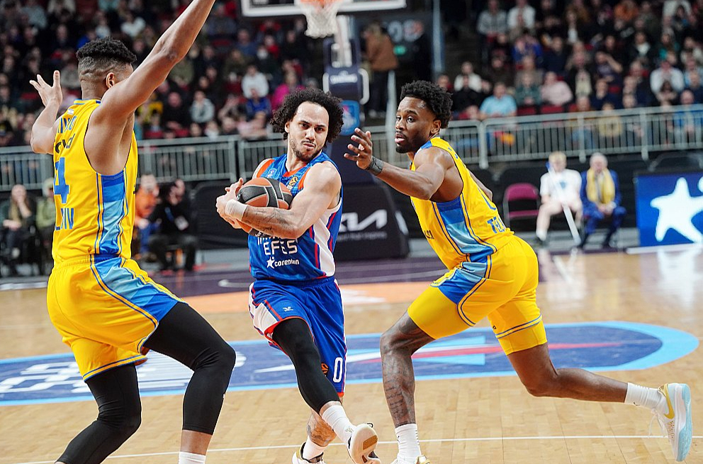 Aizvadītajā nedēļā Eirolīgas mačs pirmo reizi notika Latvijā – drošības faktoru dēļ Stambulas "Anadolu Efes" "Arēnā Rīga" uzņēma Telavivas "Maccabi" (105:91), maču klātienē vērojot vairāk nekā septiņiem tūkstošiem skatītāju.