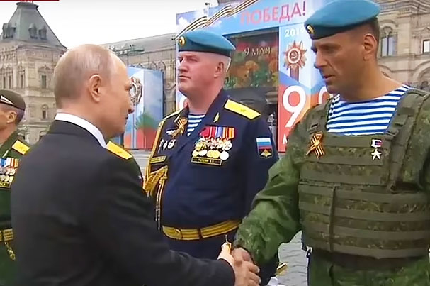 Kareivis spiež roku diktatoram Vladimiram Putinam.