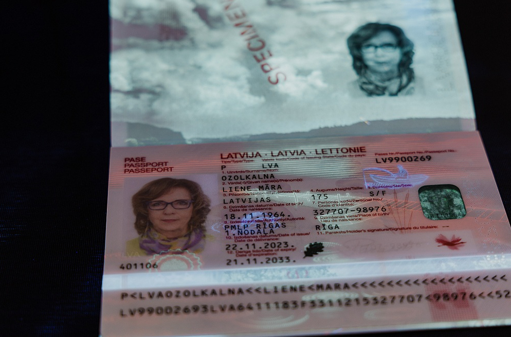 Jaunajā pasē esot uzlaboti inovatīvi pretviltošanas risinājumi.