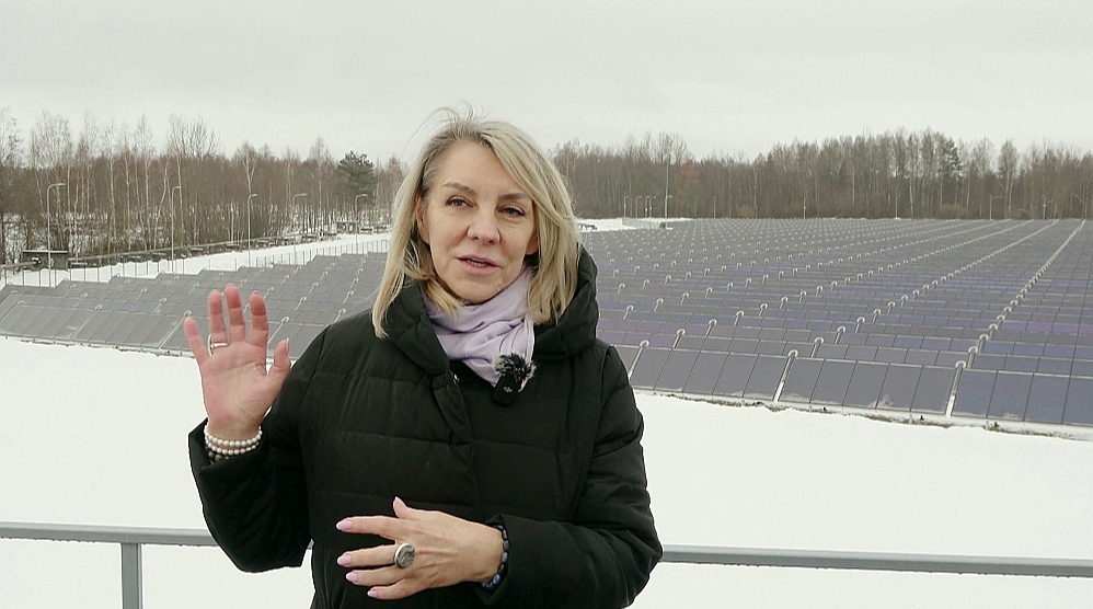 "Salaspils siltuma" teritorijā uzstādītais saules kolektoru lauks no saules vai no PV baterijām atšķiras ar to, ka tajā tieši no saules ražo siltumu. "Deviņdesmit astoņus procentus no starojuma pārvēršam enerģijā. Salīdzinājumam – elektroenerģiju ražojošajiem saules paneļiem jau 30% lietderības koeficients ir ļoti daudz," uzsver SIA "Salaspils siltums" valdes priekšsēdētāja Ina Bērziņa-Veita.
