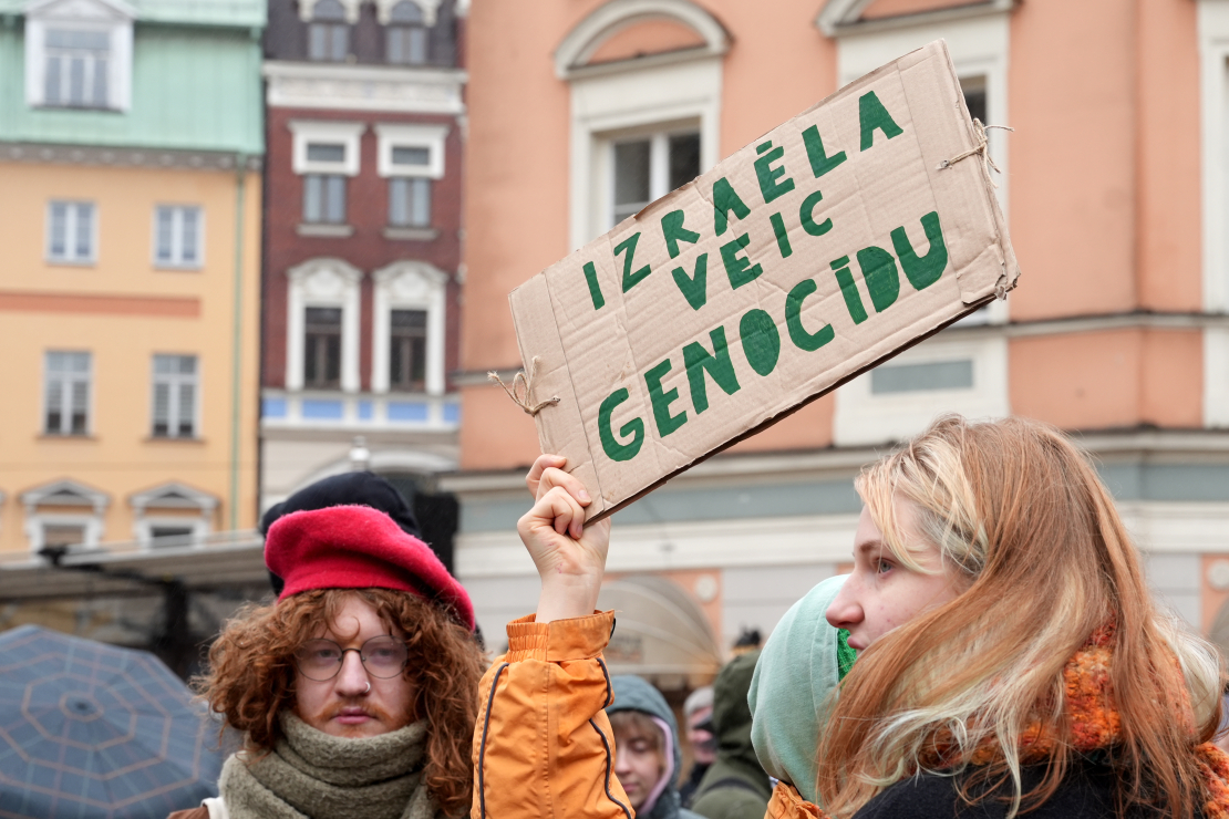 Rīgā aktīvistu grupa dodas gājienā, lai paustu atbalstu Palestīnai.