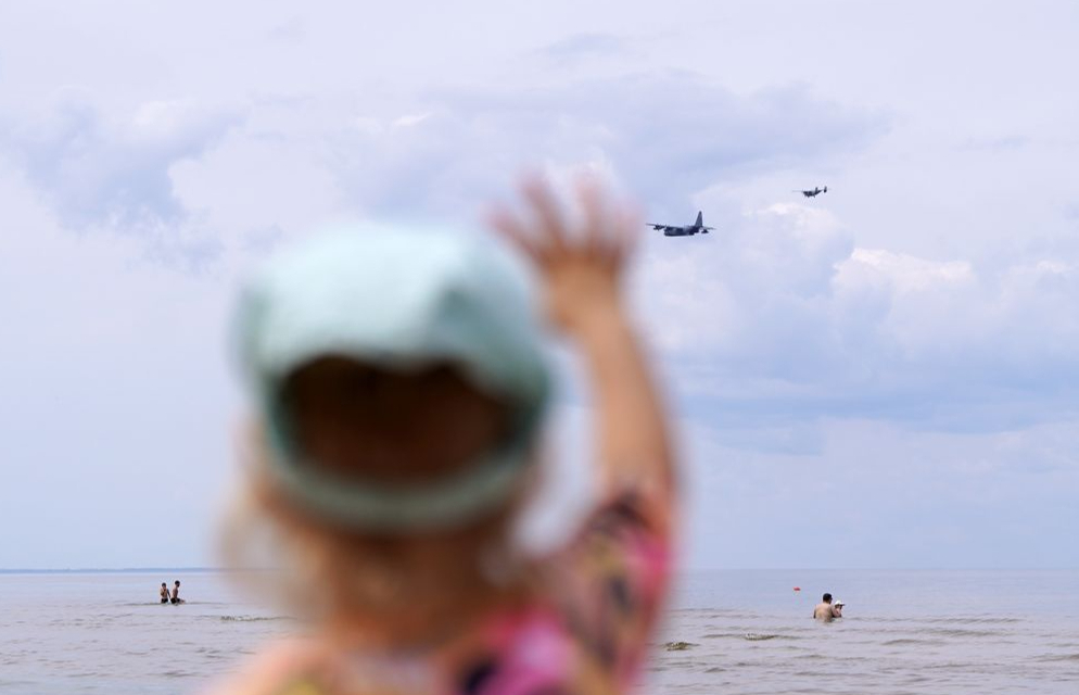 Militāro lidaparātu zemais pārlidojums virs Dzintaru pludmales 2023. gada 23. jūnijā par godu Līgo un Jāņu svinībām un, lai atzīmētu vienotību starp vairāku NATO partnervalstu karavīriem un lidotajiem, kopējo kaujas spēju stiprināšanā.
