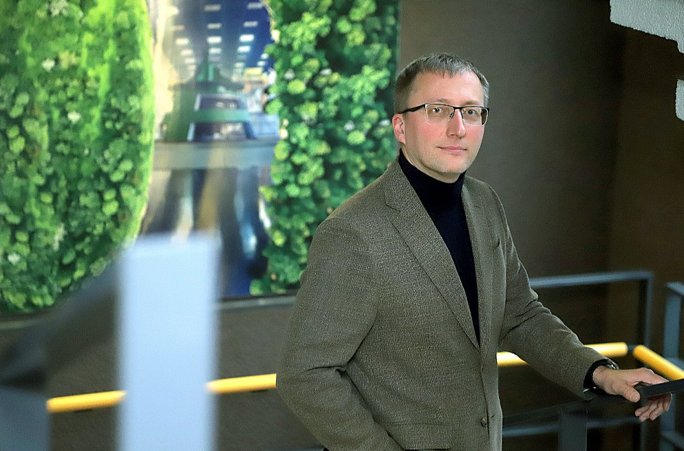 "Viss nezināmais parasti baida. Taču iedzīvotājus turbīnu fizikālās ietekmes, proti, skaņa, vibrācija un mirgošana neskars, jo turbīnas tiks izbūvētas drošā attālumā, saskaņā ar normatīvo aktu prasībām attālums no turbīnas līdz sabiedriskajām un dzīvojamajām ēkām nedrīkstēs būt mazāks par 800 metriem," saka SIA "Latvijas vēja parki" (LVP) valdes priekšsēdētājs Jānis Urtāns.