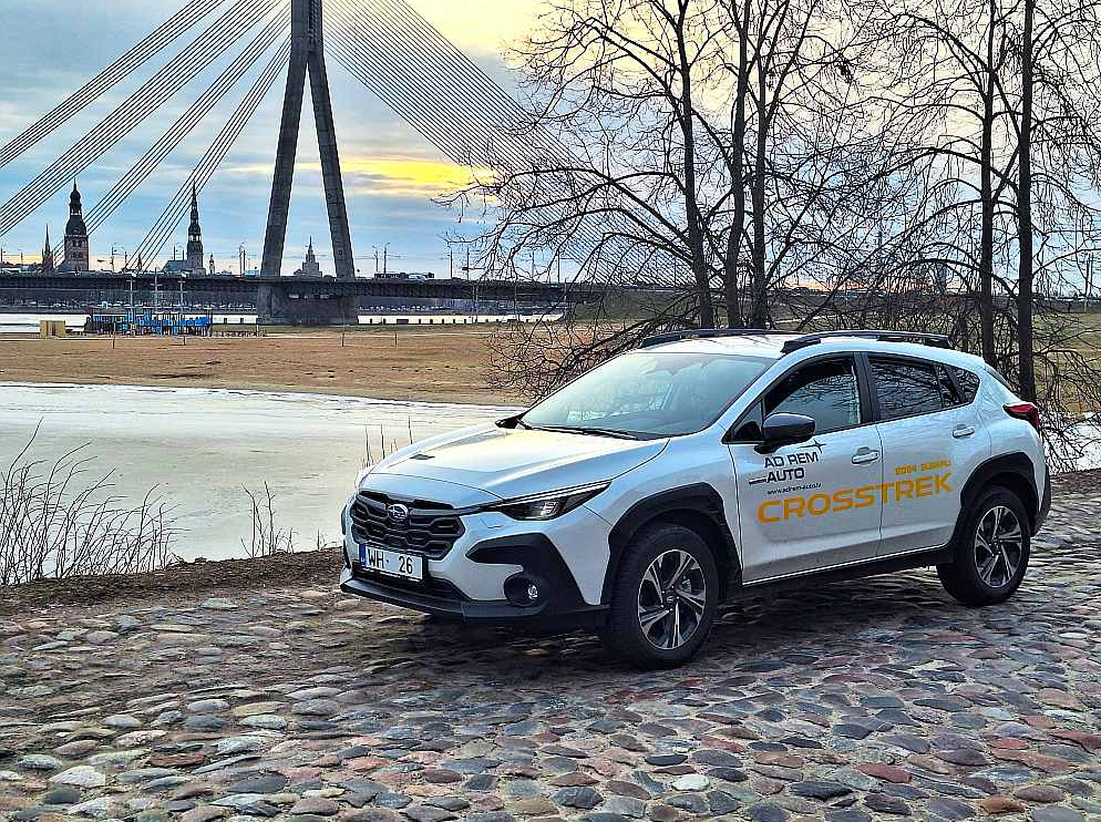 "Subaru Crosstrek" slikta ceļa testu – pārbaudījumu uz Rīgas bruģa – iztur godam.