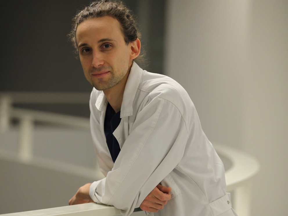 Ārsts
Kārlis
Rācenis – mūsu valstī viens
no gados jaunākajiem medicīnas zinātņu doktoriem. Attēlā: Kārlis Rācenis savā darba vietā – Paula Stradiņa Klīniskās universitātes slimnīcā –, kur viņa ikdiena paiet nefrologa amatā Nefroloģijas centrā.