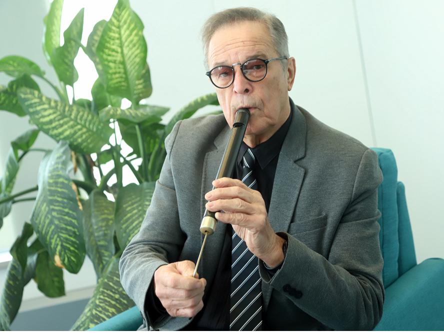 Viens no aktiera vaļaspriekiem ir mūzikas instrumentu kolekcionēšana.
Attēlā: šo blokflautu Ivars Kalniņš paturējis piemiņai, kad Dailes teātris pārvācies uz jauno ēku.