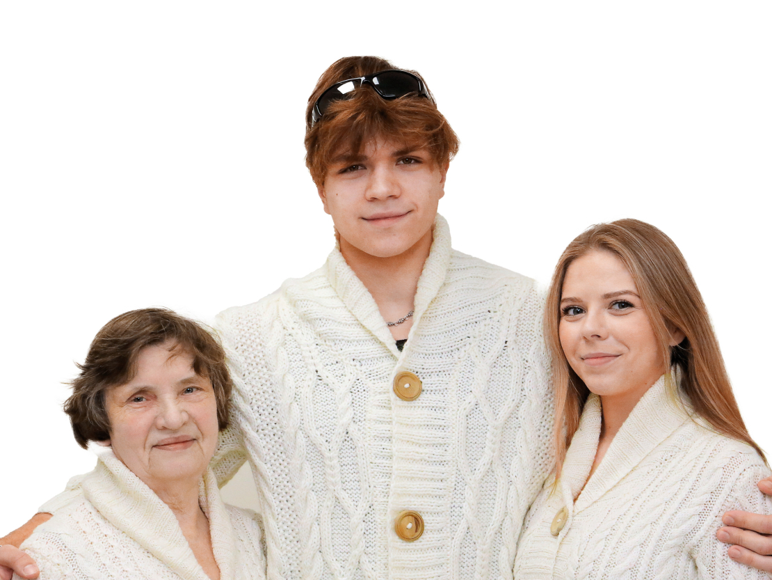 Trīs rokdarbus no balto adījumu sērijas redzam mugurā pašai Baibai Zālītei, mazbērniem Kārlim un Rūtai.