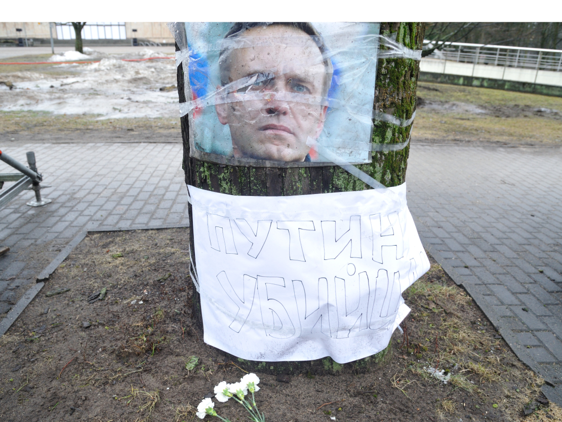 Ziedi Navaļnija piemiņai pie Krievijas vēstniecības.