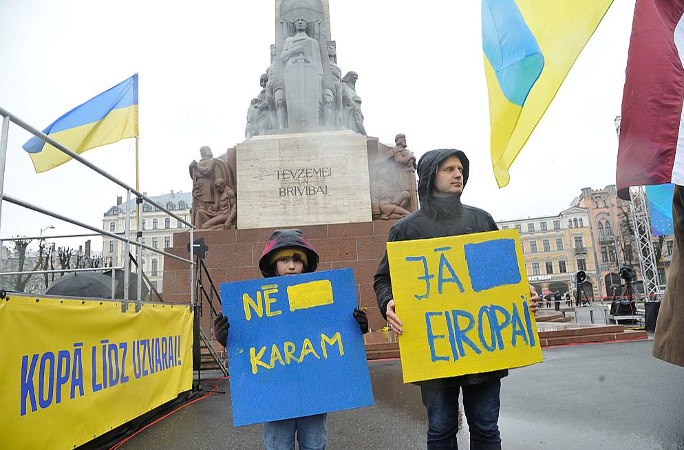 Uz atbalsta pasākumu Ukrainai vairāki cilvēki bija ieradušies kopā ar bērniem.
