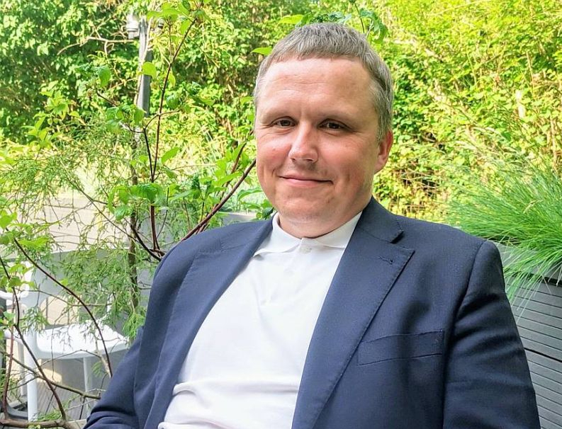 Latvijas Vēja enerģijas asociācijas padomes priekšsēdētājs Gatis Galviņš: "Investīciju apjoms Latvijas atkrastes vēja parku attīstībā Baltijas jūrā līdz 2030.–2033. gadam varētu veidot vismaz četrus miljardus eiro. Ja valsts no savas puses izpilda visus mājasdarbus, Latvijai jūras teritorijā ir iespējams attīstīt vēja parkus ar vismaz 2500 MW jaudu. Savukārt investīciju apjoms sauszemes projektu attīstībā līdz 2030. gadam no asociācijas biedru puses tiek plānots vismaz trīs miljardu eiro apjomā un plānotā uzstādītā jauda ir divi gigavati."