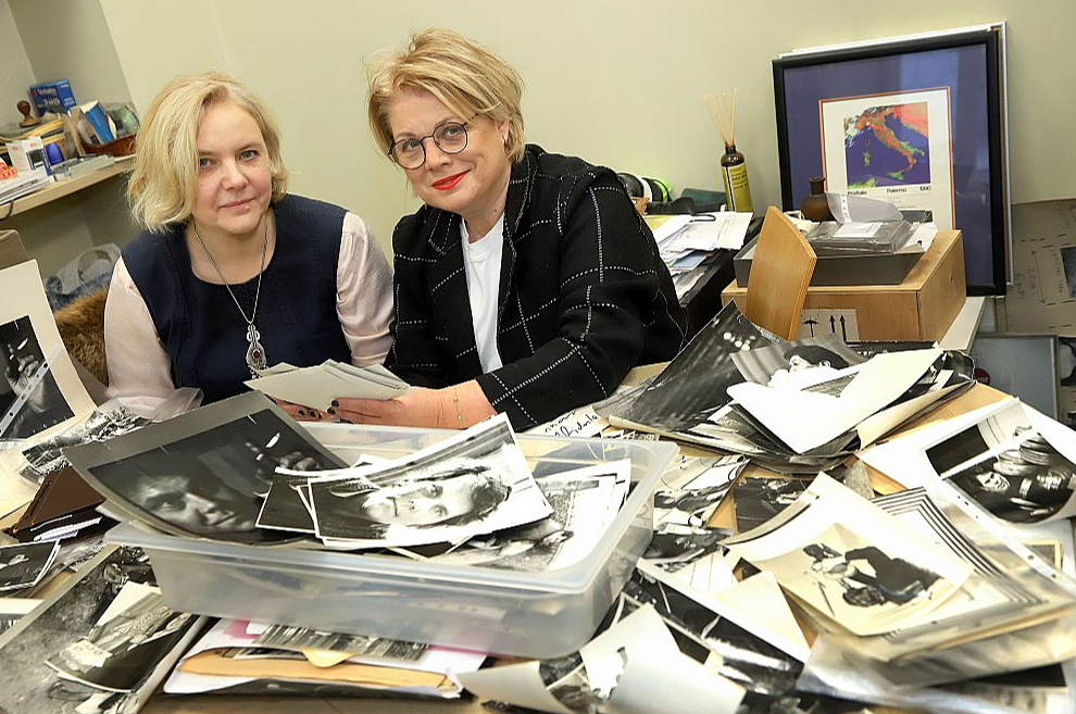 Režisores Anna Viduleja (no kreisās) un Antra Cilinska darbu pie filmas "Podnieks par Podnieku. Laika liecinieks" raksturo kā garu ceļojumu kopā.