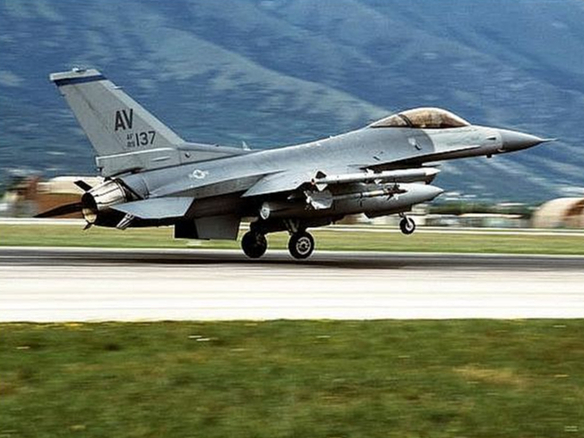 ASV "F-16" paceļas no bāzes Itālijā, kur tie bāzējās Bosnijas kara laikā.