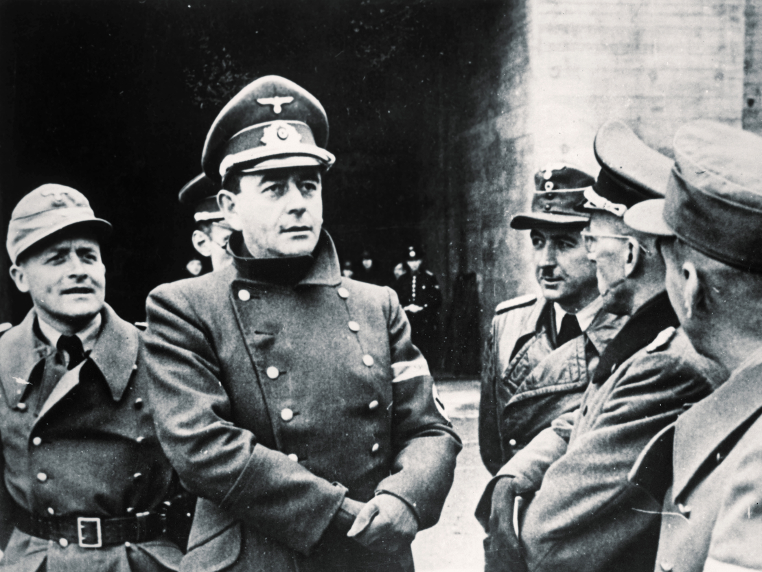 Pie Atlantijas vaļņa 1943. gadā. 2865 km garā nocietinājumu mūra celtniecību un ieroču izvietojuma tīkla būvniecību pārraudzīja Hitlera galvenais arhitekts Alberts Špērs.
