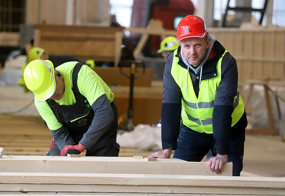 "CMB Housing Solutions" grupas koka konstrukciju ražotnes "CMB Housing Factory" izpilddirektors Mārtiņš Prīsis: "Cilvēku interese par pasīvajām mājām aug. Pašlaik šādu pasūtījumu mums ir par trešdaļu vairāk nekā pirms diviem gadiem."
