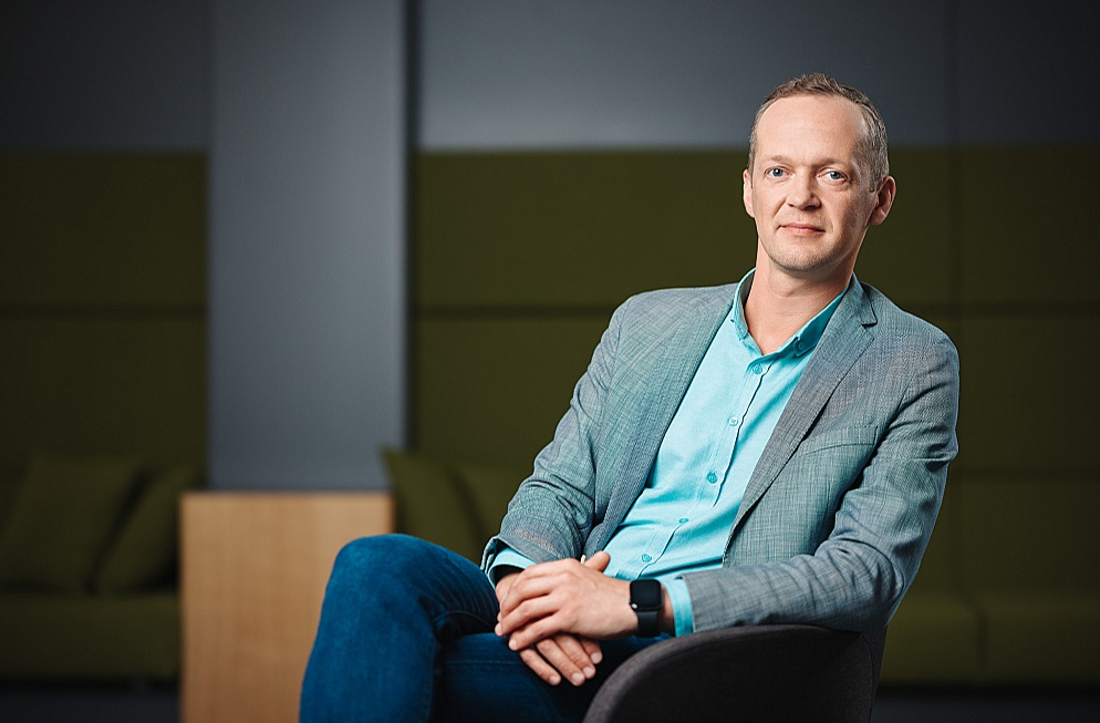 SEB bankas ilgtspējas vadītājs Viktors Toropovs: "Bankām jau līdz 2024. gada beigām jāizvērtē savu klientu ilgtspējas situācija, īpaši, ja runa ir par izmešu intensīviem sektoriem, un jāsaprot viņu nākotnes nodomi šajā jomā. Šiem vērtējumiem neizbēgami jāsāk ietekmēt bankas turpmākie lēmumi attiecībās ar klientu – gan par kredītiem, gan arī sadarbību kopumā."
