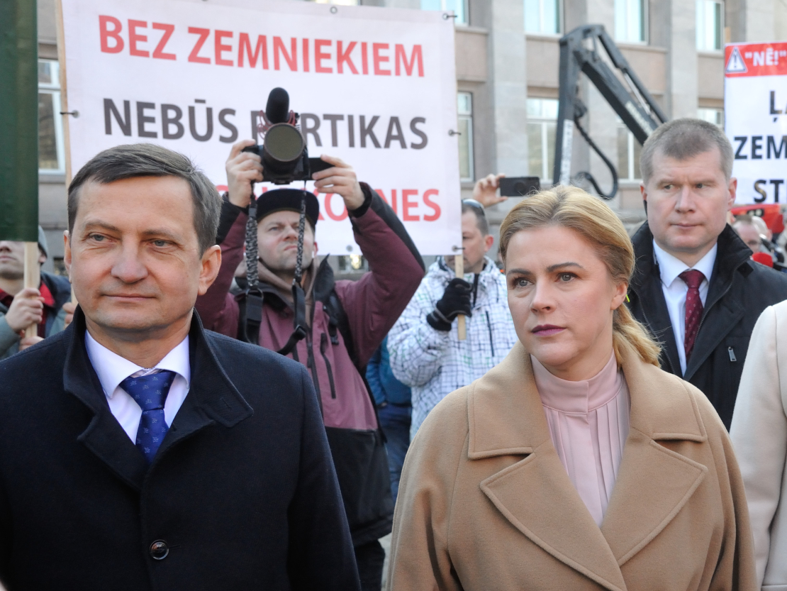 Zemkopības ministrs Armands Krauze un Ministru prezidente Evika Siliņa pie Ministru kabineta, kur notiek lauksaimnieku un meža nozares pārstāvju protesta akcija.