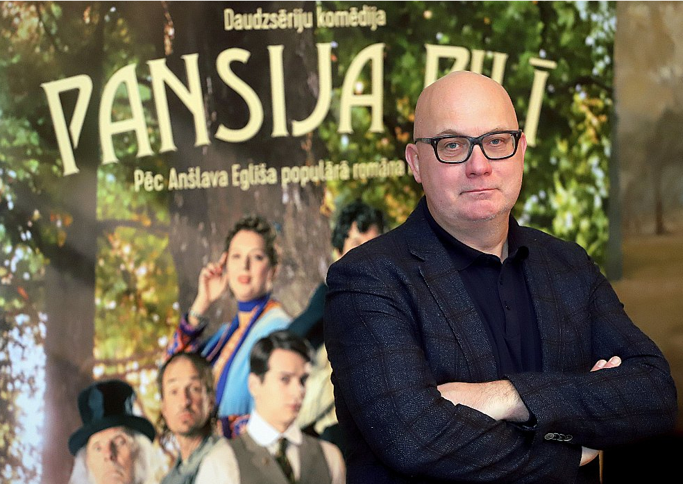 "Romāns "Pansija pilī" ir izcils literārs darbs, bet no kino viedokļa tas izskatās gluži kā sižeta izklāsts – Anšlavs Eglītis ļoti precīzi aprakstījis filmas varoņus, detalizēti izstāstījis sižetu, bet, kā tēli pie šiem notikumiem nonāk, to viņš izstāstījis nav."