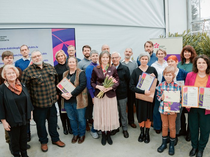 Pirmie zīmes "Dabisko pļavu produkts" saņēmēji zīmola atklāšanas pasākumā Nacionālajā botāniskajā dārzā.